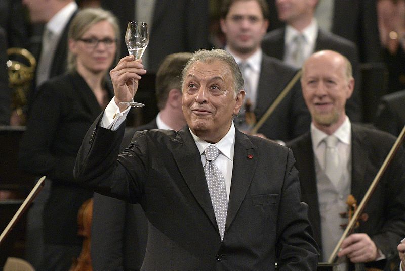 El director de orquesta indio Zubin Mehta, brindando durante el ensayo del Concierto de Año Nuevo 2015 de la Filarmónica de Viena.