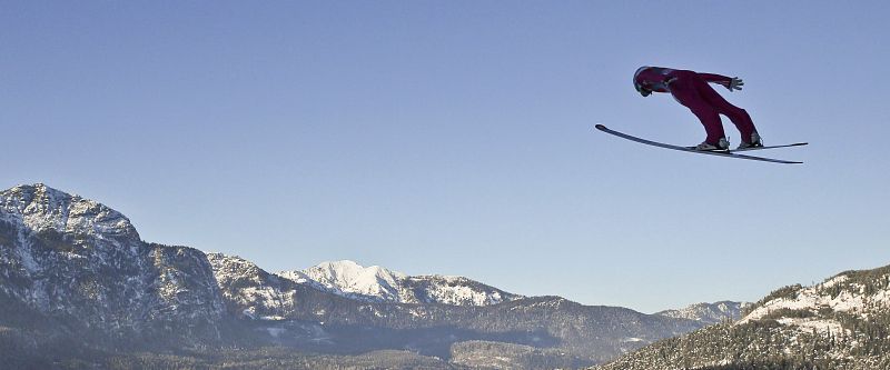 Imagen del vuelo del noruego Anders Jacobsen durante la segunda manga en Garmisch-Partenkirchen.