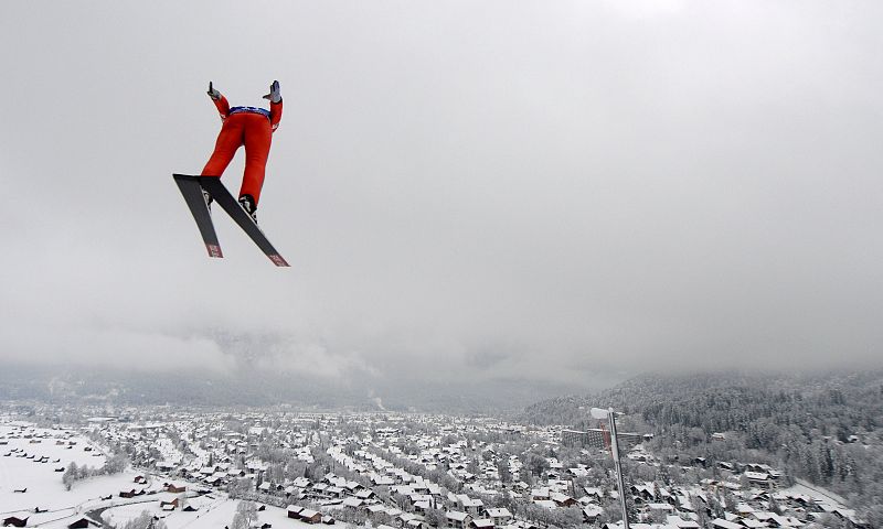 Imagen del kazajo Marat Zhaparov durante su salto.