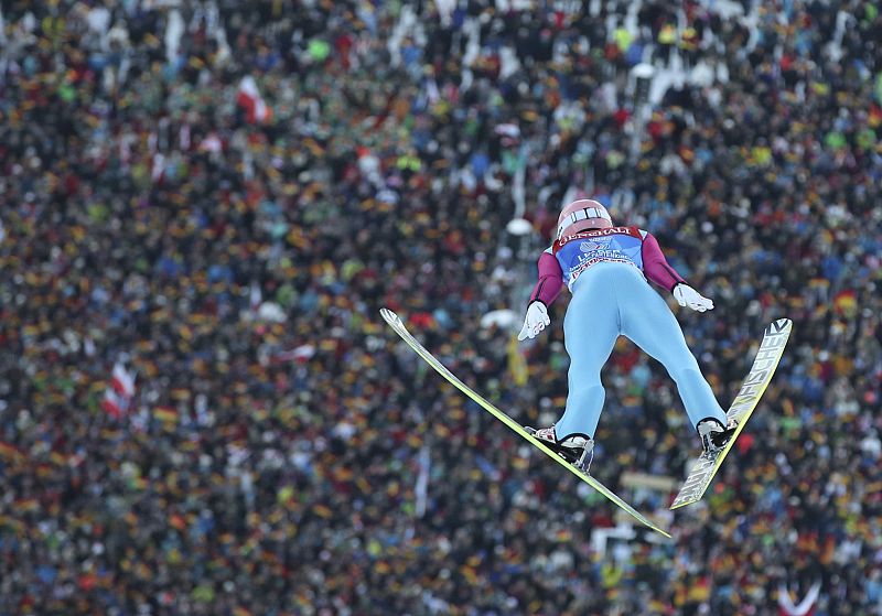 El austriaco Stefan Kraft salta durante la segunda manga del Torneo Cuatro Trampolines de la Copa del Mundo de saltos en Garmisch-Partenkirchen.