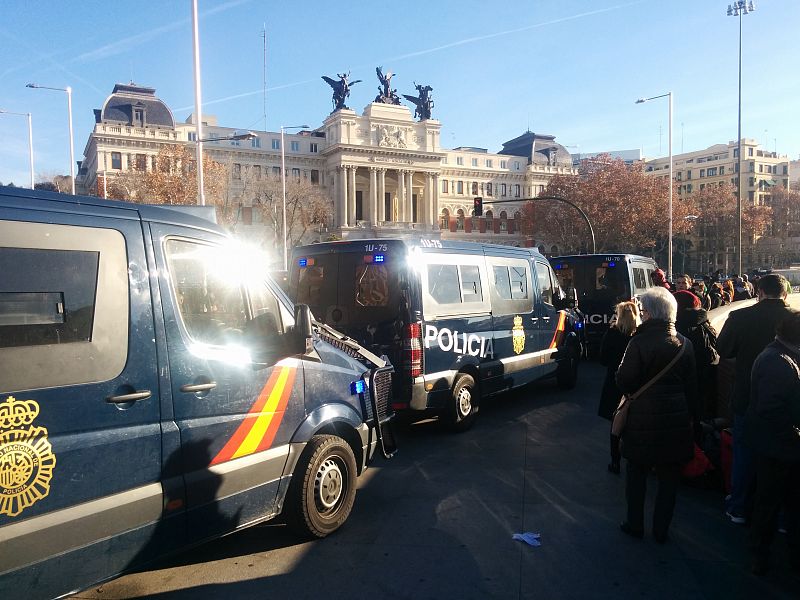 Furgonetas de la Policía Nacional frente a la estación de Atocha y el Ministerio de Agricultura, en Madrid.