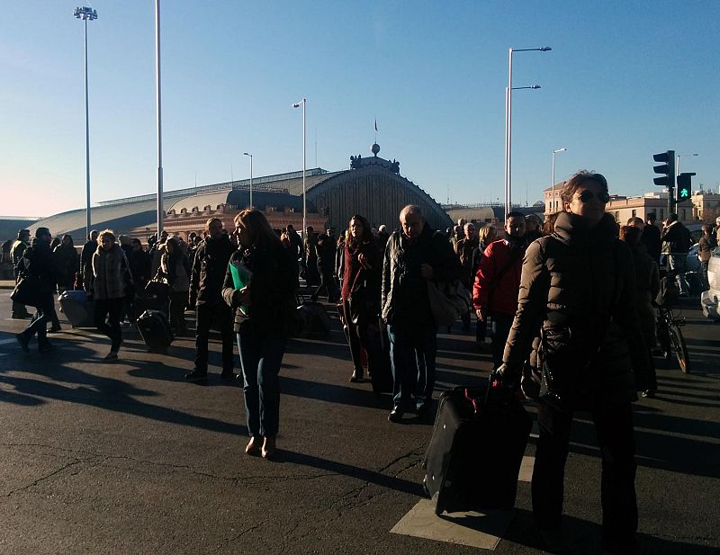 Momento en el que los viajeros que se concentraban frente a la estación se han desplazado al Paseo del Prado por indicación de la Policía.