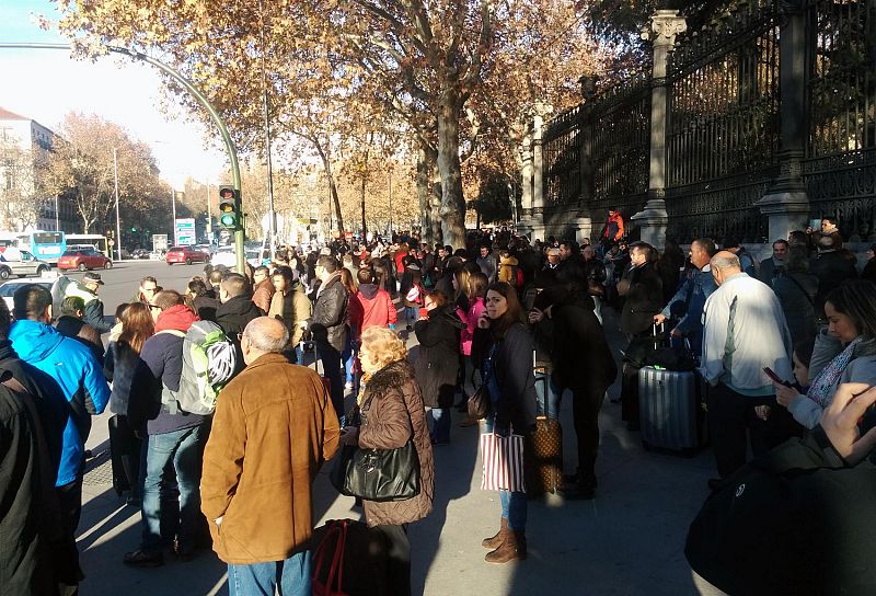 Las fuerzas de seguridad han indicado a decenas de viajeros que se desplazaran por precaución desde la glorieta de Carlos V hacia el Paseo del Prado.