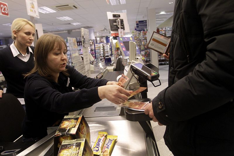 Una cajera devuelve el cambio en euros en una tienda en Vilna