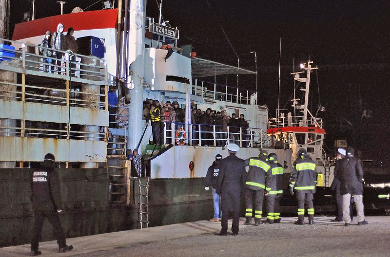 El mercante Ezadeen viajaba a la deriva con centenares de inmigrantes a bordo