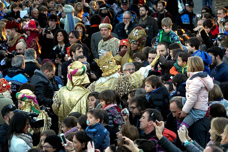 Multitudinario recibimiento a los Reyes Magos en Barcelona