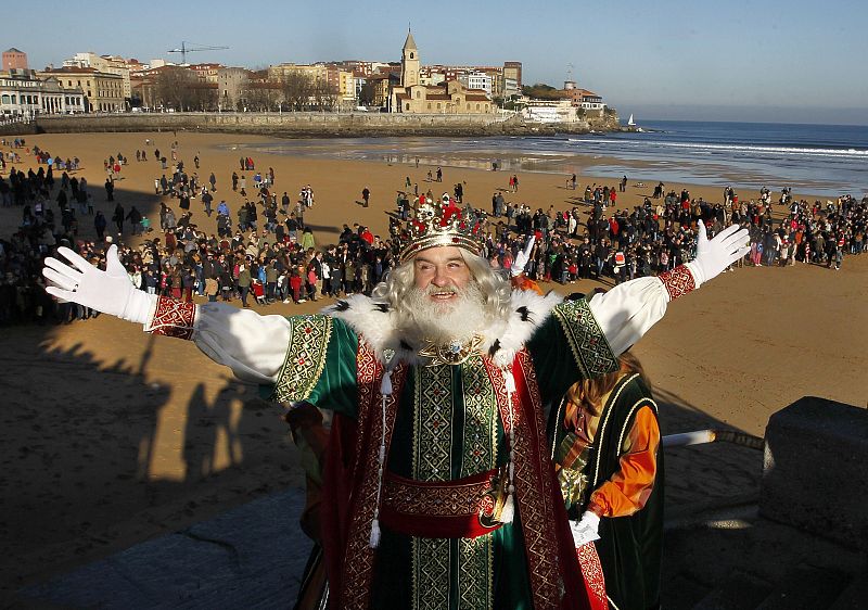 Explosión de júbilo del rey Melchor en la playa de San Lorenzo de Gijón