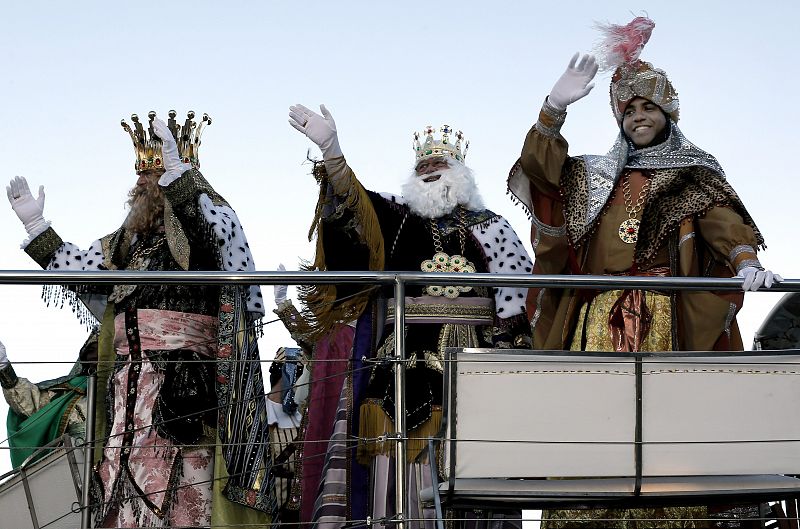 Los reyes Gaspar, Melchor y Baltasar saludan desde el barco en el que han llegado al Puerto de Valencia