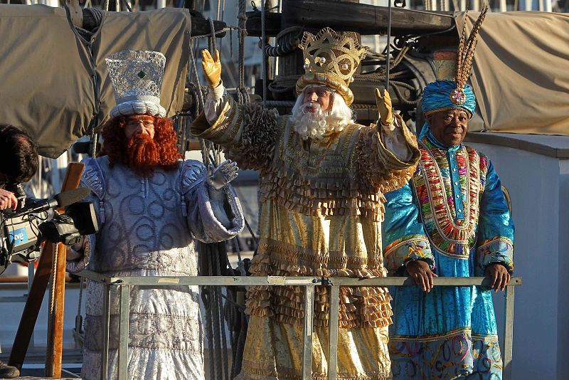 Los Reyes Magos a su llegada al Moll de Fusta de Barcelona a bordo del paquebote Santa Eulàlia