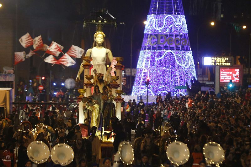 La cabalgata de los Reyes Magos en Madrid inicia su recorrido al son de tambores, instrumentos de viento y cuerda y villancicos en clave de jazz