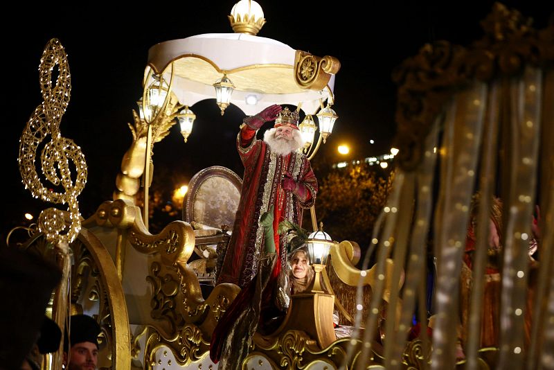 El rey Melchor saluda durante la cabalgata de los Reyes Magos en Madrid