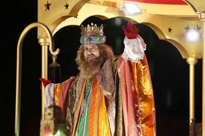 El rey Gaspar saluda desde su carroza durante la cabalgata de los Reyes Magos en Madrid