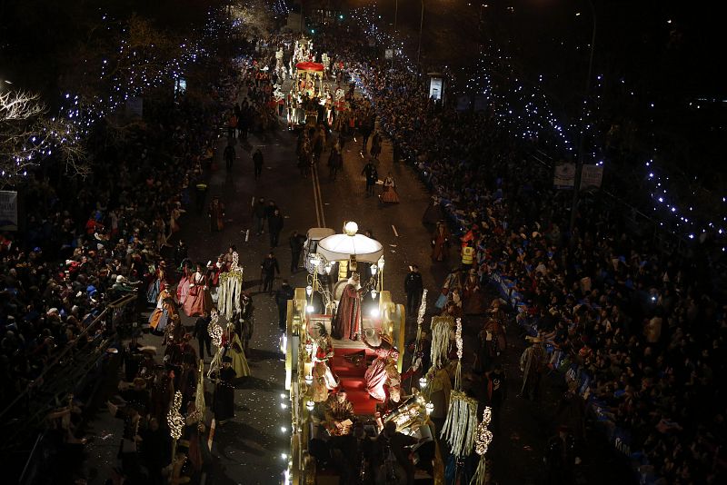 El rey Melchor saluda durante la cabalgata de los Reyes Magos en Madrid