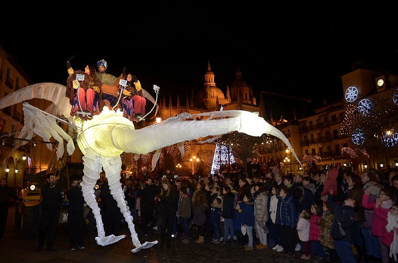 Una gran ave de luz abre la cabalgata de los Reyes Magos en Segovia