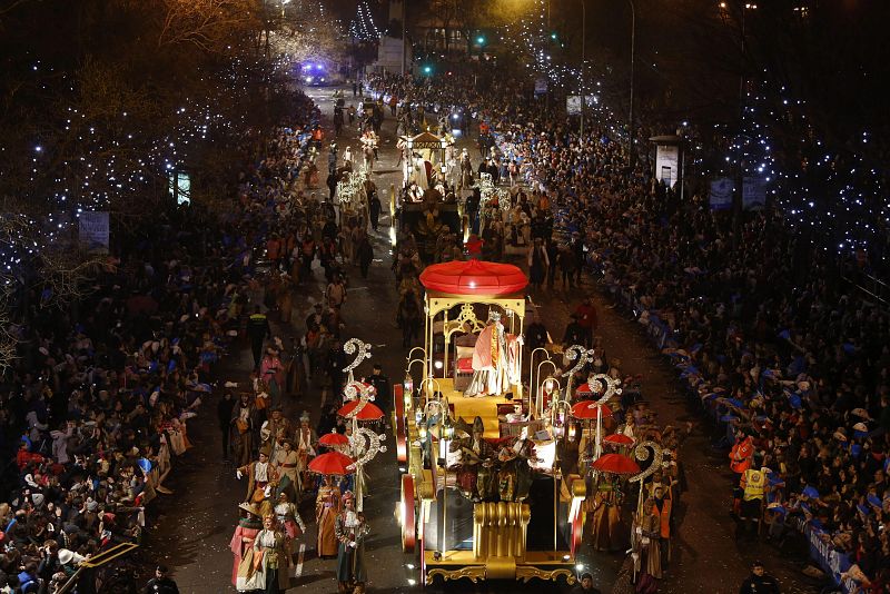 Miles de niños saludan a los Reyes Magos en Madrid