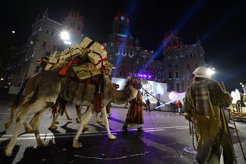 Un camello cargado de regalos a su paso por Madrid