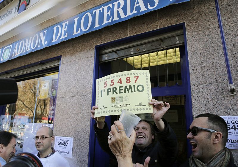 El primer premio del sorteo extraordinario de la lotería de El Niño, dotado con dos millones de euros por serie (200.000 euros al décimo), ha recaído en el número 55.487 que ha sido vendido en la administración número 4 de Leganés (Madrid).