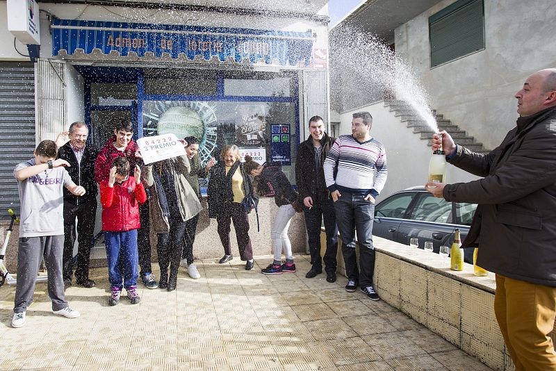 Los dueños de la administración número 3 de la localidad coruñesa deTouro celebran el tercer premio de la Lotería de El Niño, dotado con 250.000 euros por serie que ha recaído en el número 84222.