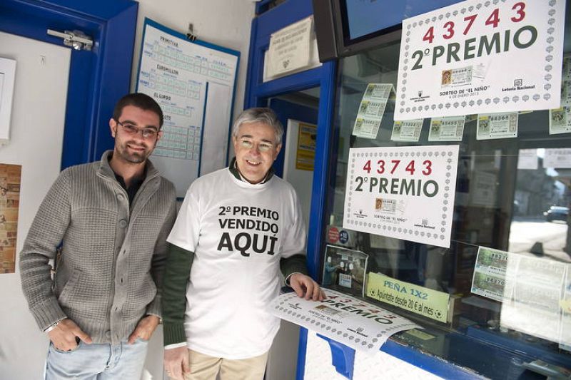 Los dueños de la administración de Lotería de Liérganes (Cantabria) que han repartido parte del segundo premio del sorteo extraordinario de El Niño.