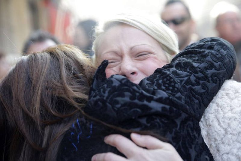 Dos personas agraciadas con el primer premio de la lotería de El Niño de 2015 celebran su suerte. 