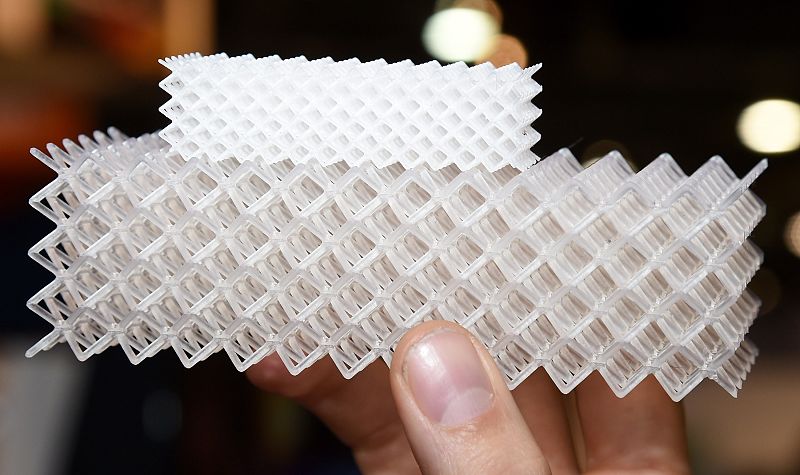 Estructuras reticulares de relleno hechas por una impresora 3D de Autodesk.