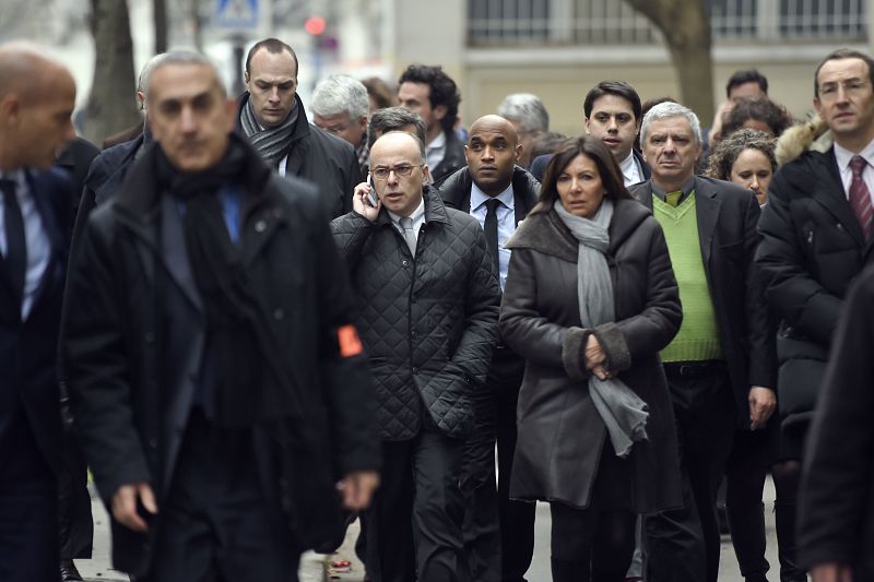 El ministro del Interior francés, Bernard Cazeneuve, en el centro, acompañado de la alcaldesa de París, Anne Hidalgo, llega a la sede de la revista