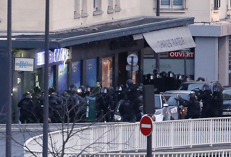 Detalle de las fuerzas policiales en el momento de irrumpir en la tienda.