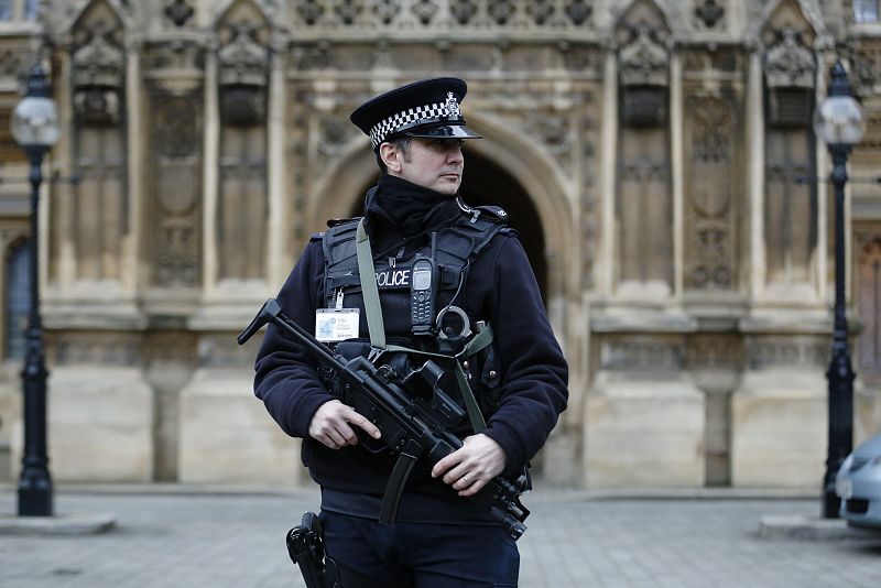 Un agente armado patrulla en el exterior de las Casas del Parlamento en Londres.