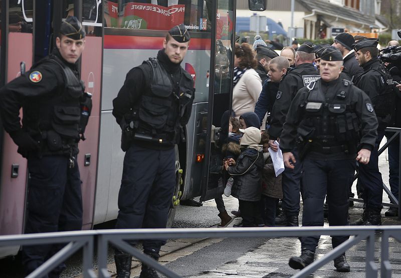 Agentes de la Gendarmería custodian un autobús donde se evacúa a los alumnos de una escuela infantil en la zona de Dammartin-en-Goele.