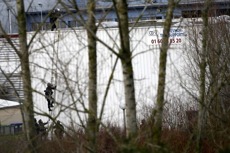 Mientras se desarrollaba la operación en Dammartin-en Goele, la policía francesa se ha visto obligada a lanzar una segunda en París, después de que un individuo asaltara un supermercado y tomara varios rehenes.