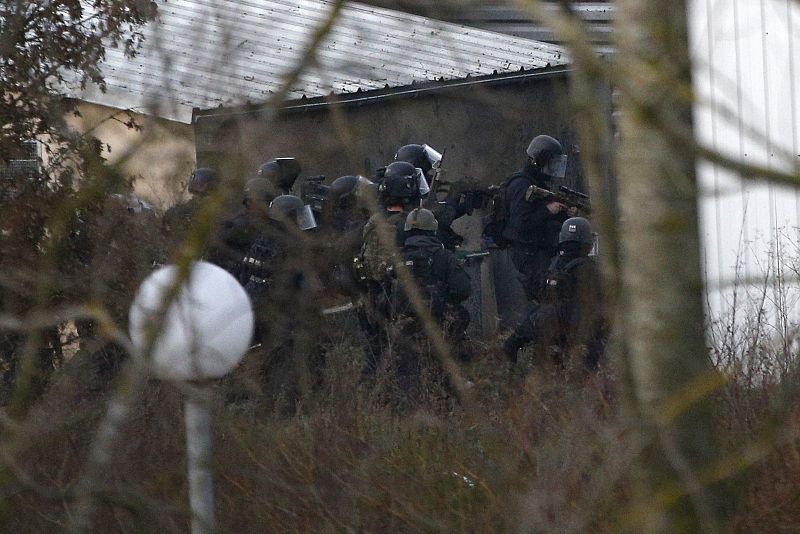 Los terroristas que atacaron 'Charlie Hebdo' han muerto tras el asalto policial  a una pequeña imprenta en una zona industrial de la localidad de Dammartin-en-Goele, al noreste de París (Francia).