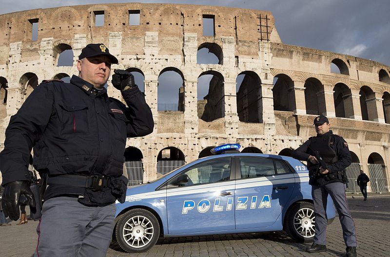 Las medidas de seguridad aumentan en Europa tras el atentado contra el semanario satírico francés 'Charlie Hebdo'. En la imagen, la policía italiana en las inmediaciones del Coliseo de Roma.