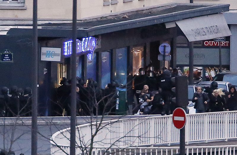 Agentes de la policía francesa evacúan a los rehenes, incluído un niño, tras el asalto a la tienda judía en Porte de Vincennes, que habían tomado al menos dos asaltantes.