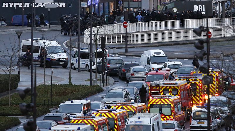 Vehículos policiales y ambulancias se acumularon a las puertas del supermercado kosher en Porte de Vincennes.