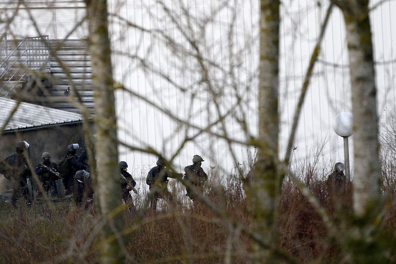 Agentes del grupo especial de intervención de la policía, toman posiciones junto a la imprenta en Dammartin-en-Goele, al noreste de París, donde se atrincheraron los hermanos Chérif y Said Kouachi,