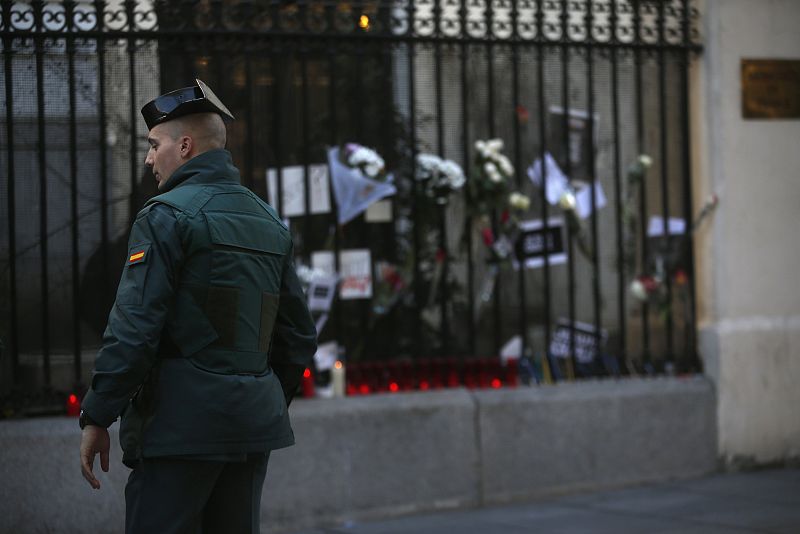 En Madrid, un agente de la Guardia Civil vigila el exterior de la embajada francesa.