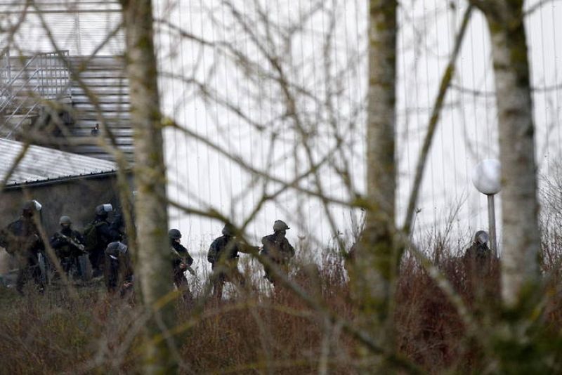 Agentes del grupo especial de intervención de la policía, toman posiciones junto a la imprenta en Dammartin-en-Goele, al noreste de París, donde se atrincheraron los hermanos Chérif y Said Kouachi, 