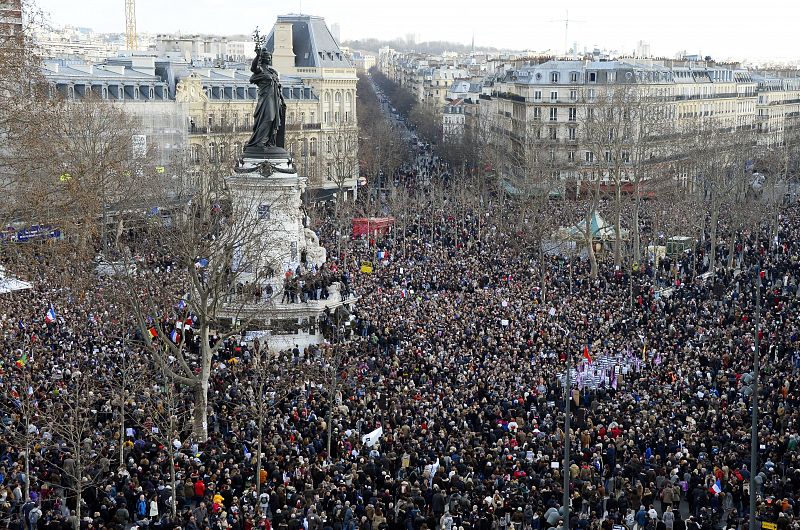 Miles de personas llegan a la Plaza de la República en París antes de iniciar la marcha en memoria de los fallecidos en la revista de 'Charlie Hebdo'.