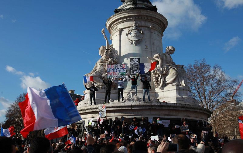 Miles de personas llegan al centro de París para dar comienzo a la gran manifestación en contra del terrorismo y en memoria de los fallecidos en los atentados terroristas de esta semana en Francia.