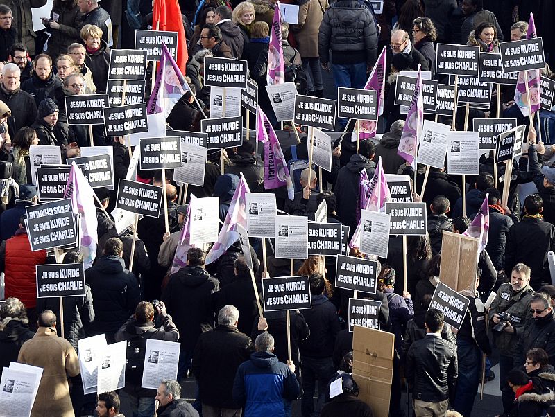 Miles de personas muestran carteles en los que se puede leer "Yo soy Charlie", en referencia al semanario satírico Charlie Hebdo, en el que murieron 12 personas acribilladas por dos supuestos yihadistas.