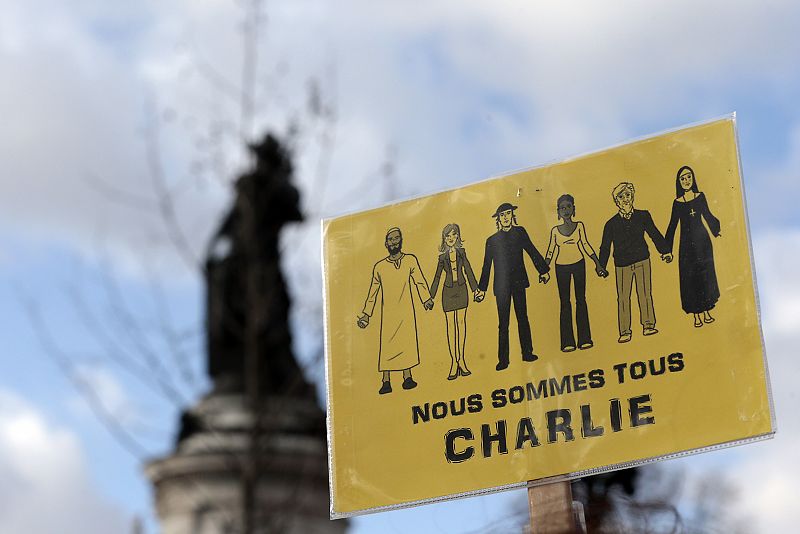 Un cartel en el que se puede leer "Todos somos Charlie" en la Plaza de la República (París), antes de comenzar la 'marcha republicana'.