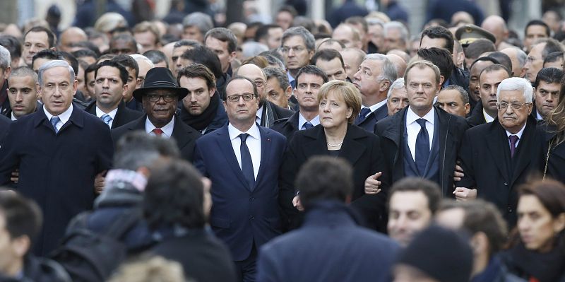 Los líderes mundiales, con los brazos entrelazados, avanzan en la gran manifestación histórica contra los atentados de París.