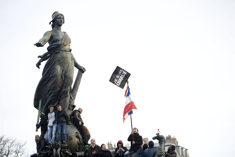 Cientos de miles de personas, un millón y medio según la organización, marchan en la capital francesa en protesta por los ataques yihadistas.
