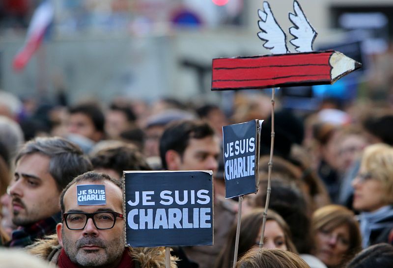 Viñetas de 'Charlie Hebdo', carteles con "Je suis Charlie" y lápices han acompañado la gran marcha de París.