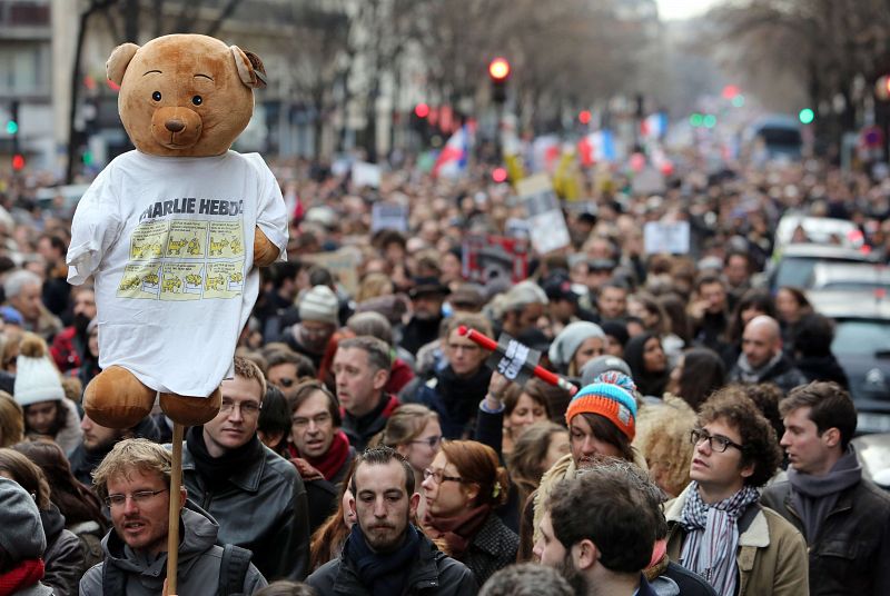 Los manifestantes han guardado un minuto de silencio en memoria por los fallecidos en los atentados de París.