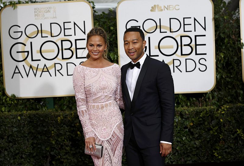 La modelo Chrissy Teigen posa junto al cantante John Legend.