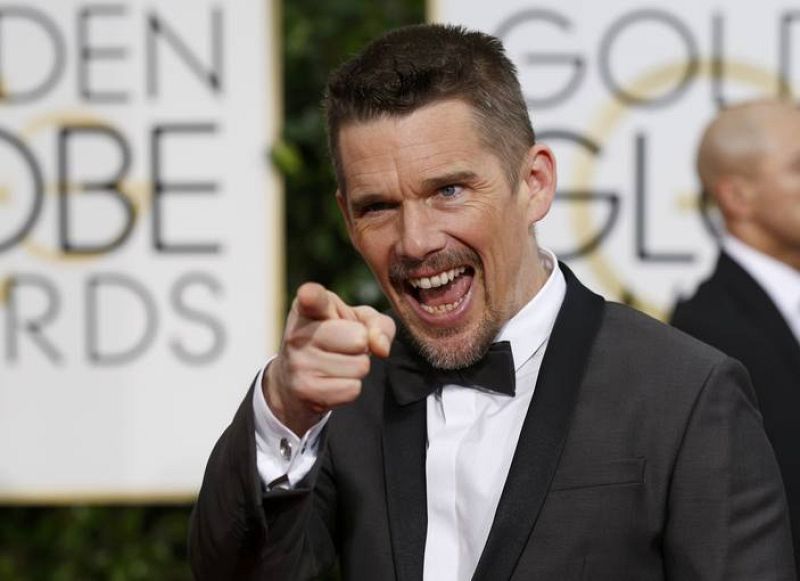 Ethan Hawke, nominado a mejor actor de reparto por 'Boyhood', posa en la alfombra roja.  
