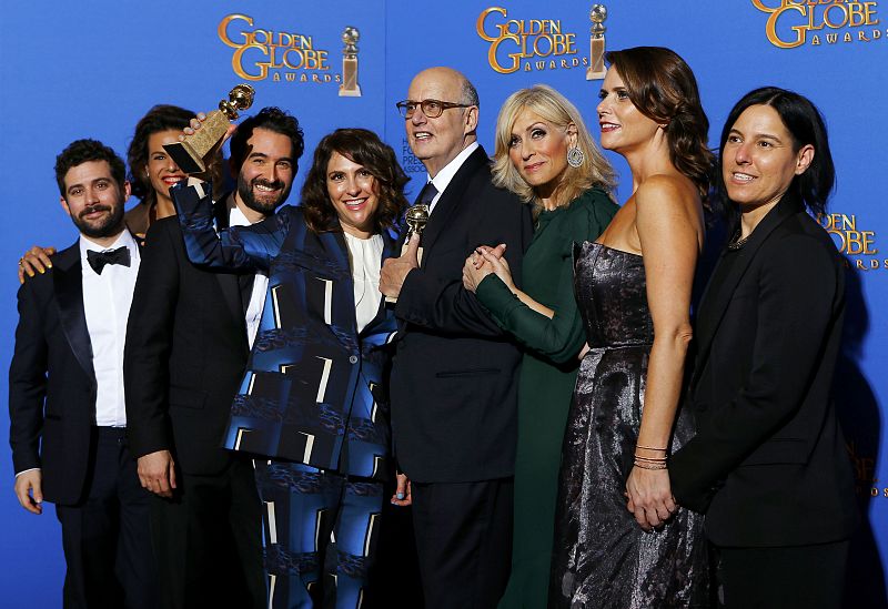 El equipo de 'Transparent' celebra sus premios a mejor serie de comedia o musical y actor a Jeffrey Tambor.