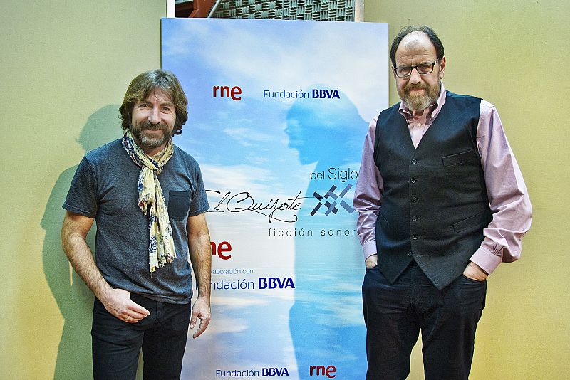 Antonio de la Torre y José María Pou, con el cartel del nuevo 'Quijote' de RNE.