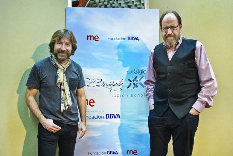 Antonio de la Torre y José María Pou, con el cartel del nuevo 'Quijote' de RNE.